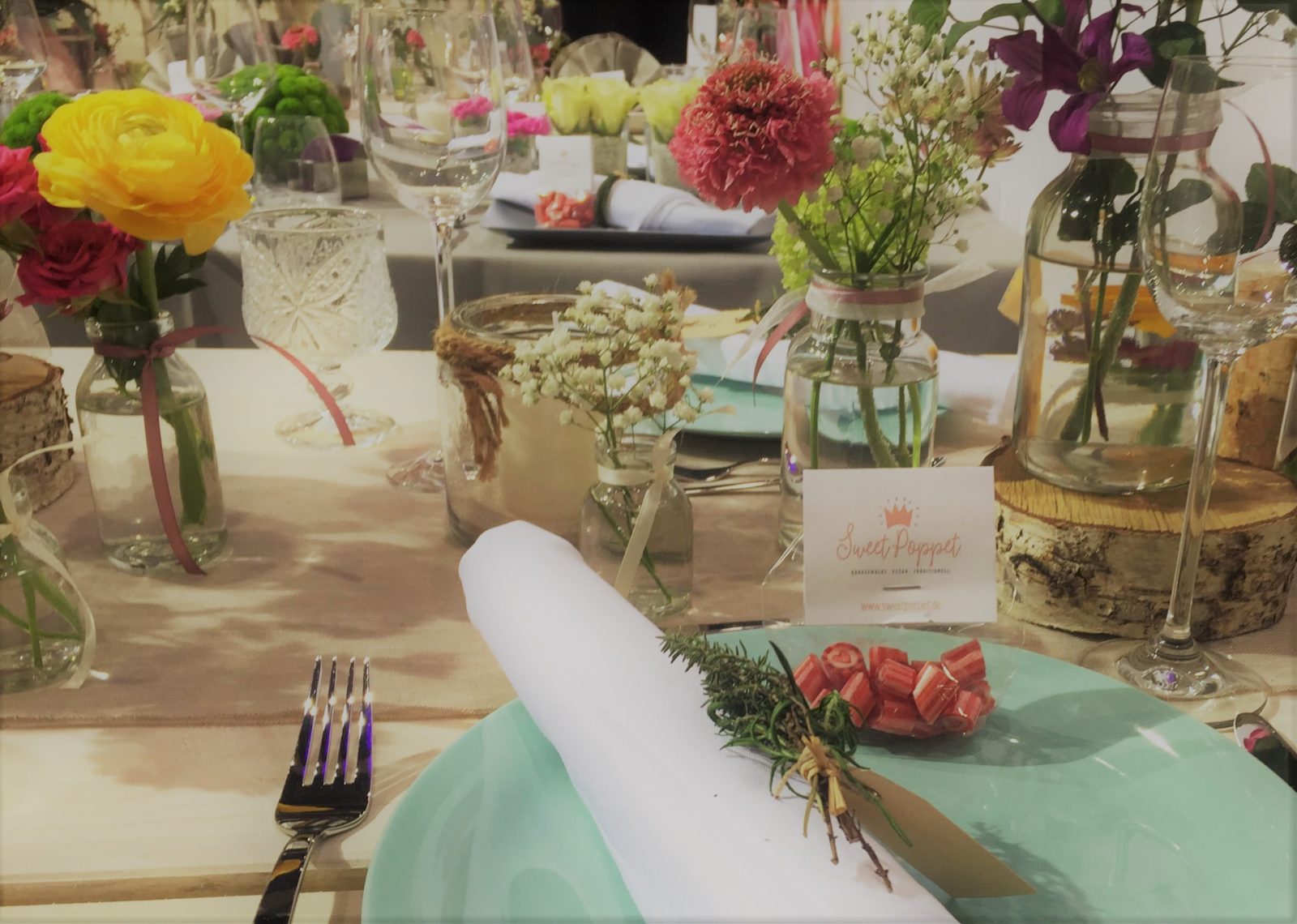 Sweet Poppet Bonbons als Gastgeschenk auf einer Hochzeitstafel