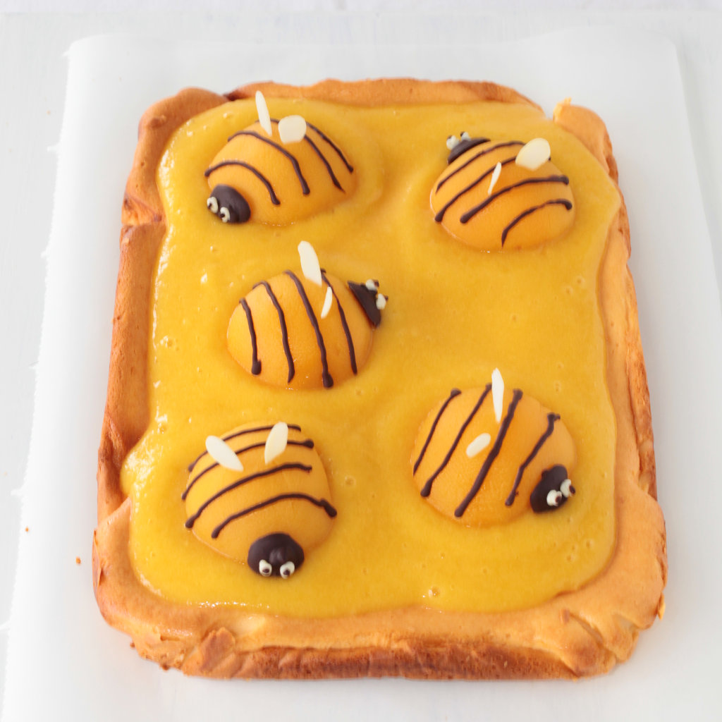 Käsekuchen mit Pfirsich-Bienen von oben