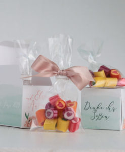 Herzchen-Bonbons als Gastgeschenk in kleiner Box