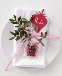 Tischkarte Erdbeere und Rote-Fruechte-Bonbons