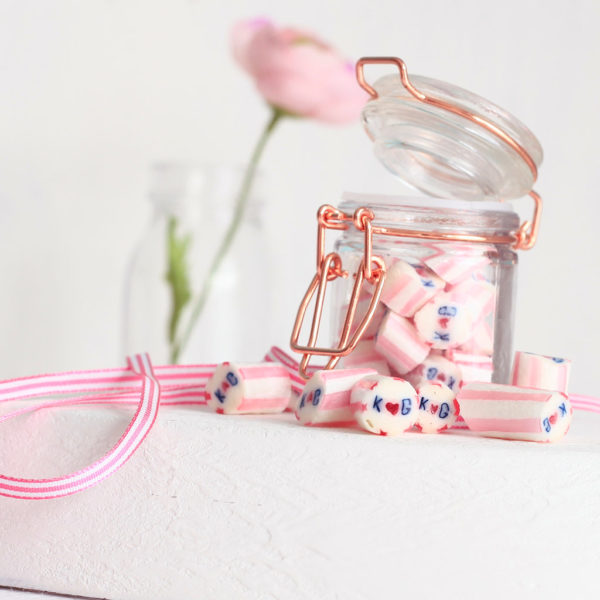 Bonbons als Gastgeschenk in Schraubglas